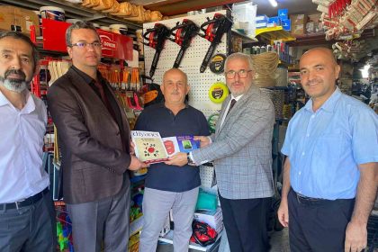 esnafa-kuran-i-kerim-hediye-edildi