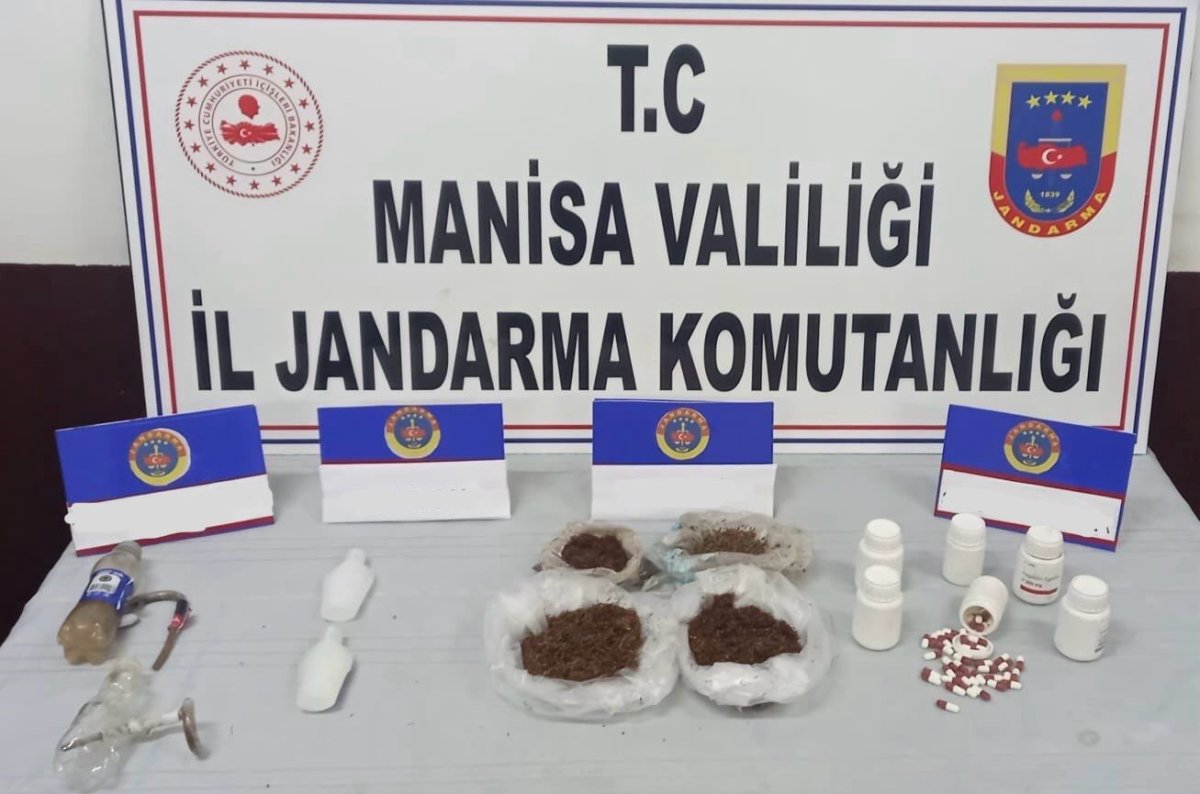 evinde-1-kilo-uyusturucu-ve-yuzlerce-hapla-yakalandi