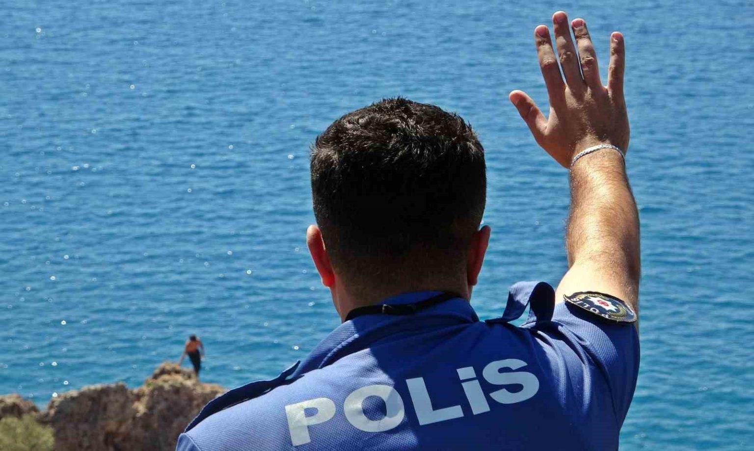 falezlerden-tehlikeli-atlayis-keyfine-polisin-atlarsan-karakola-gotururum-sozu-engel-oldu