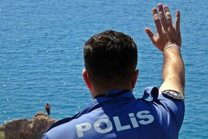 falezlerden-tehlikeli-atlayis-keyfine-polisin-atlarsan-karakola-gotururum-sozu-engel-oldu