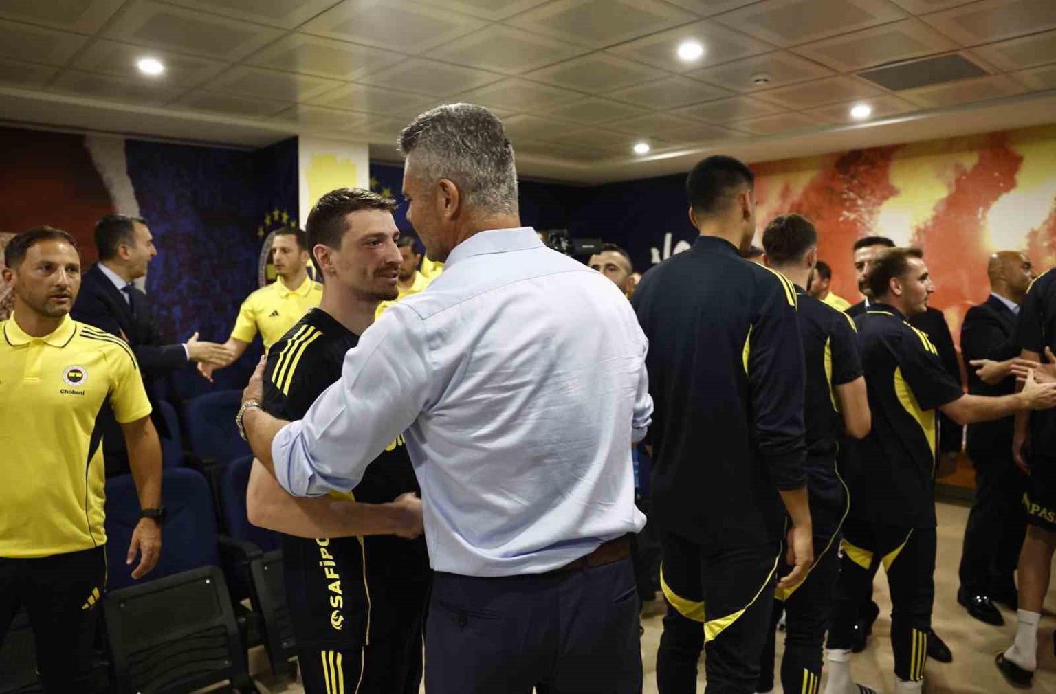 fenerbahcenin-yeni-baskani-sadettin-saran-futbol-a-takimiyla-bir-araya-geldi