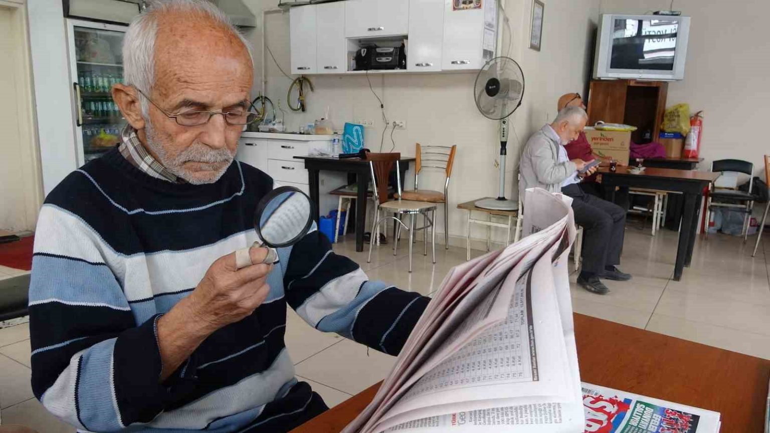 gazeteleri-buyutecle-okuyor