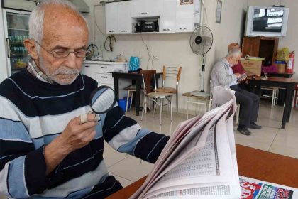 gazeteleri-buyutecle-okuyor