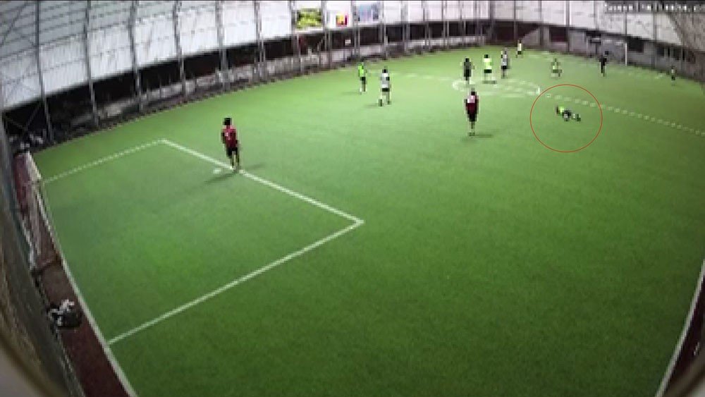 hali-sahada-kalp-krizi-gecirerek-hayatini-kaybeden-polis-memurunun-o-anlari-kamerada