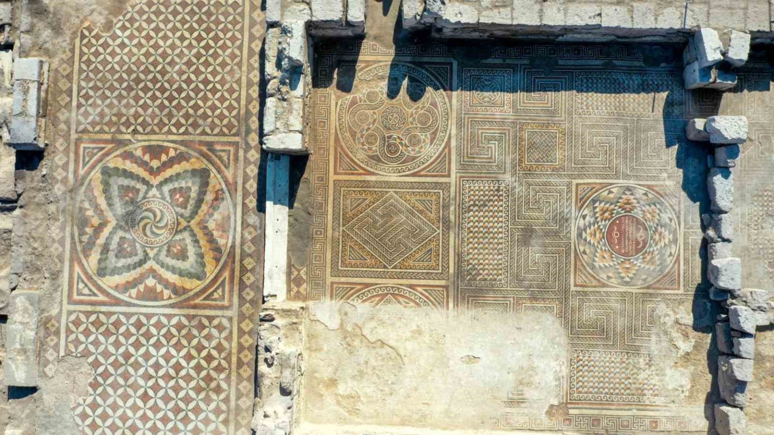 ic-anadolunun-en-buyuk-mozaik-yapisinda-mezarlar-bulundu