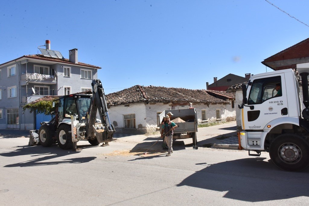 inonu-belediyesinden-ilce-ici-yollarda-bakim-calismalari-devam-ediyor