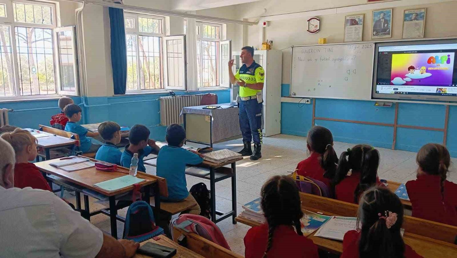 karacasuda-ilkokul-ogrencilerine-trafik-egitimi