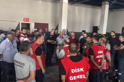 karsiyaka-belediyesinde-maas-alamayan-isciler-suresiz-is-birakti