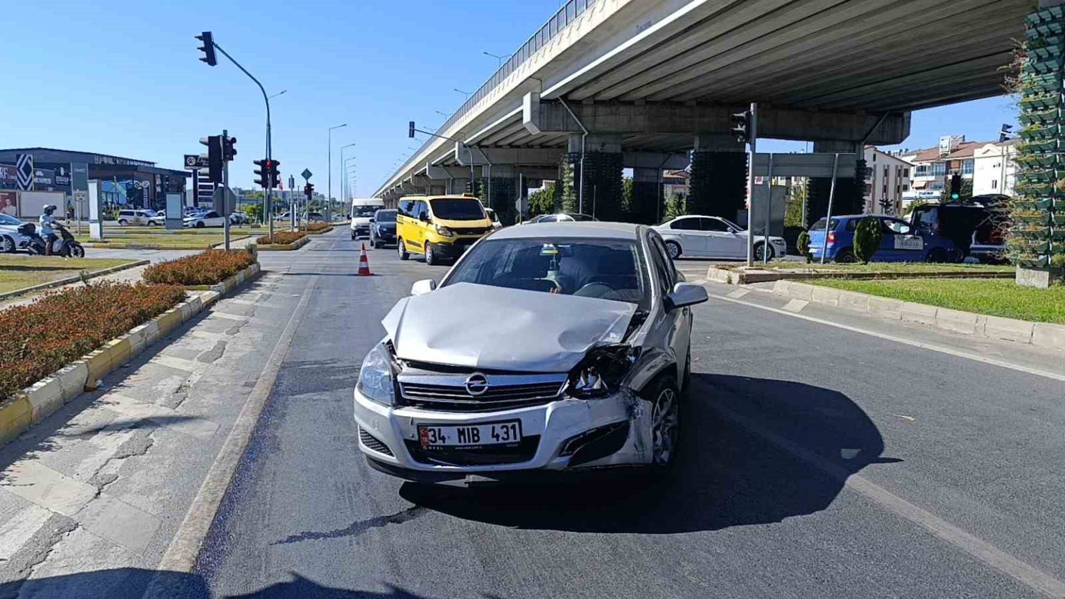 kirmizi-isik-ihlali-kazaya-yol-acti-1-yarali