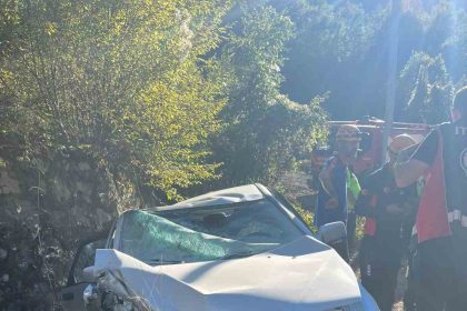 kontrolden-cikan-otomobil-duvara-carpti-2-yarali