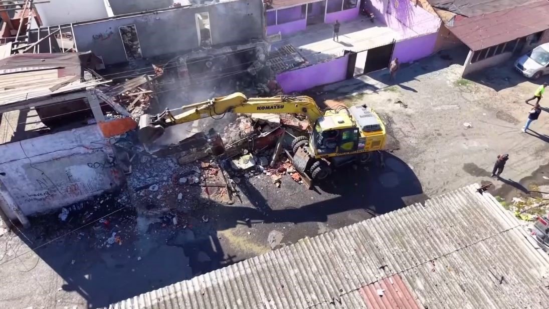 kore-mahallesinde-buyuk-temizlik-zulalar-tek-tek-yiktirildi