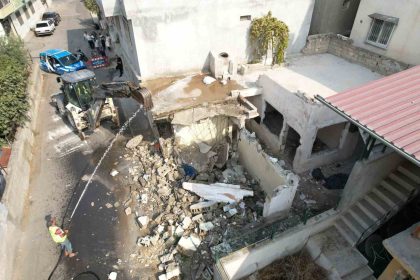 mersinde-metruk-bina-kontrollu-sekilde-yikildi