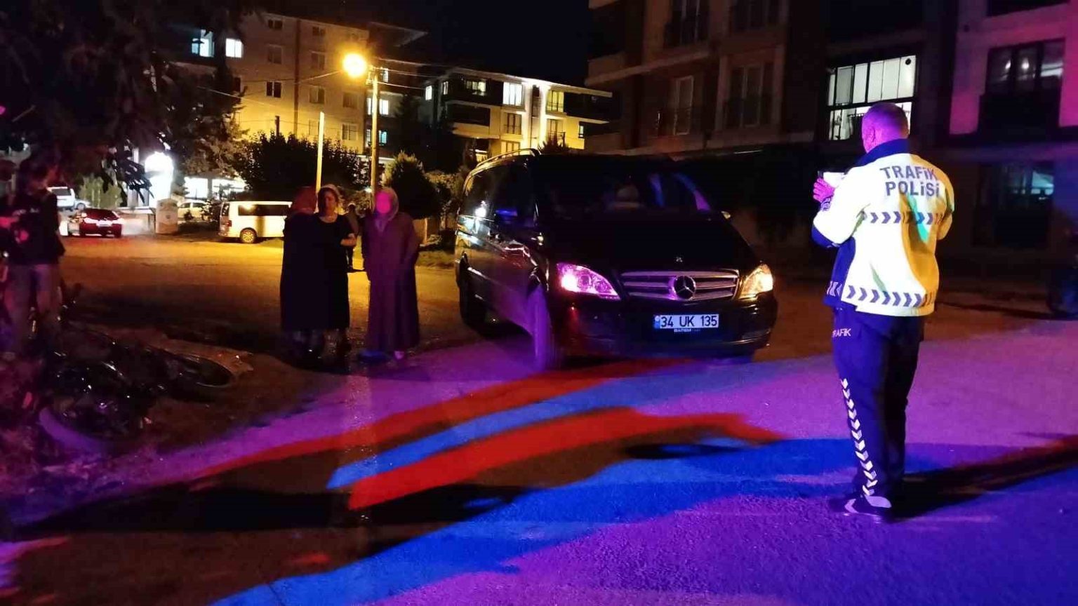 minibus-ile-elektrikli-bisiklet-carpisti-1-cocuk-yaralandi