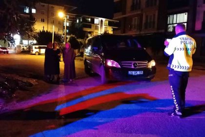 minibus-ile-elektrikli-bisiklet-carpisti-1-cocuk-yaralandi