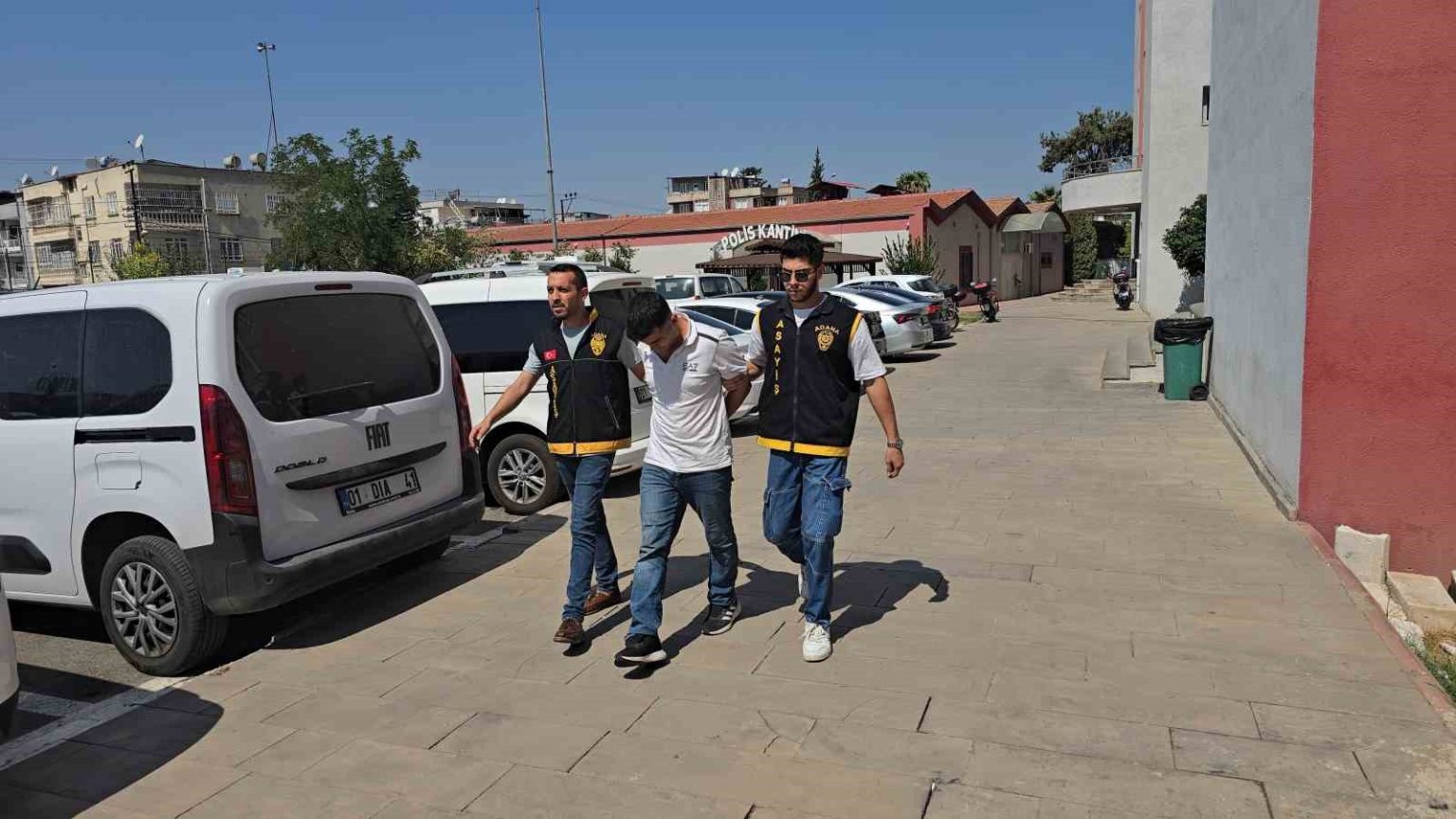 o-anlar-kamerada-2-is-yerini-soydu-3uncude-suc-ustu-yakalandi