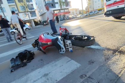 servis-minibusu-ile-motosiklet-carpisti-1-agir-yarali