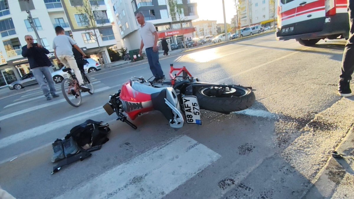 servis-minibusu-ile-motosiklet-carpisti-1-agir-yarali