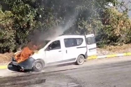 seyir-halindeki-kamyonet-alev-alev-yandi