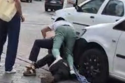 sokak-ortasinda-yasanan-bicakli-kavgada-dehset-anlari