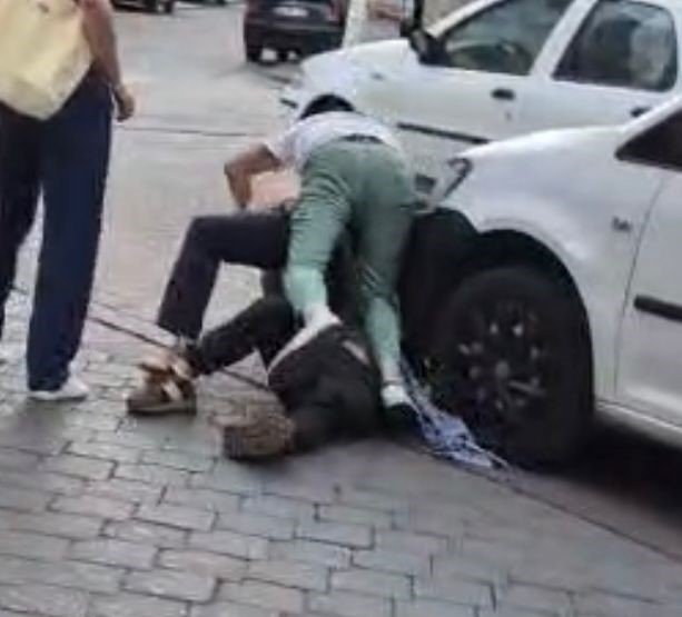 sokak-ortasinda-yasanan-bicakli-kavgada-dehset-anlari