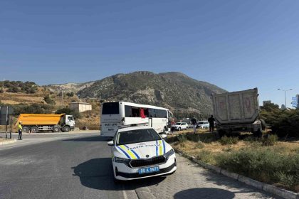 sokede-freni-tutmayan-tir-otobuse-carpti-o-anlar-arac-kamerasina-yansidi