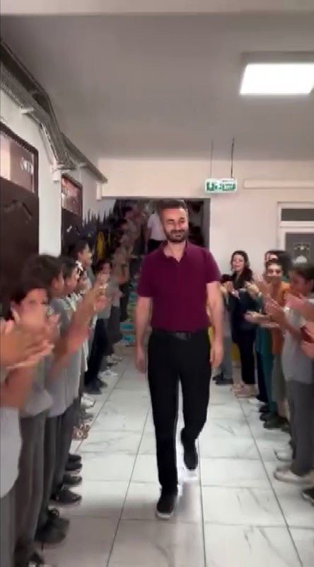 tayini-cikan-ogretmen-10-yildir-gorev-yaptigi-okuldan-alkislarla-ugurlandi