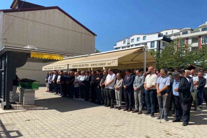 trafik-kazasinda-hayatini-kaybeden-78-yasindaki-kadin-son-yolculuguna-ugurlandi