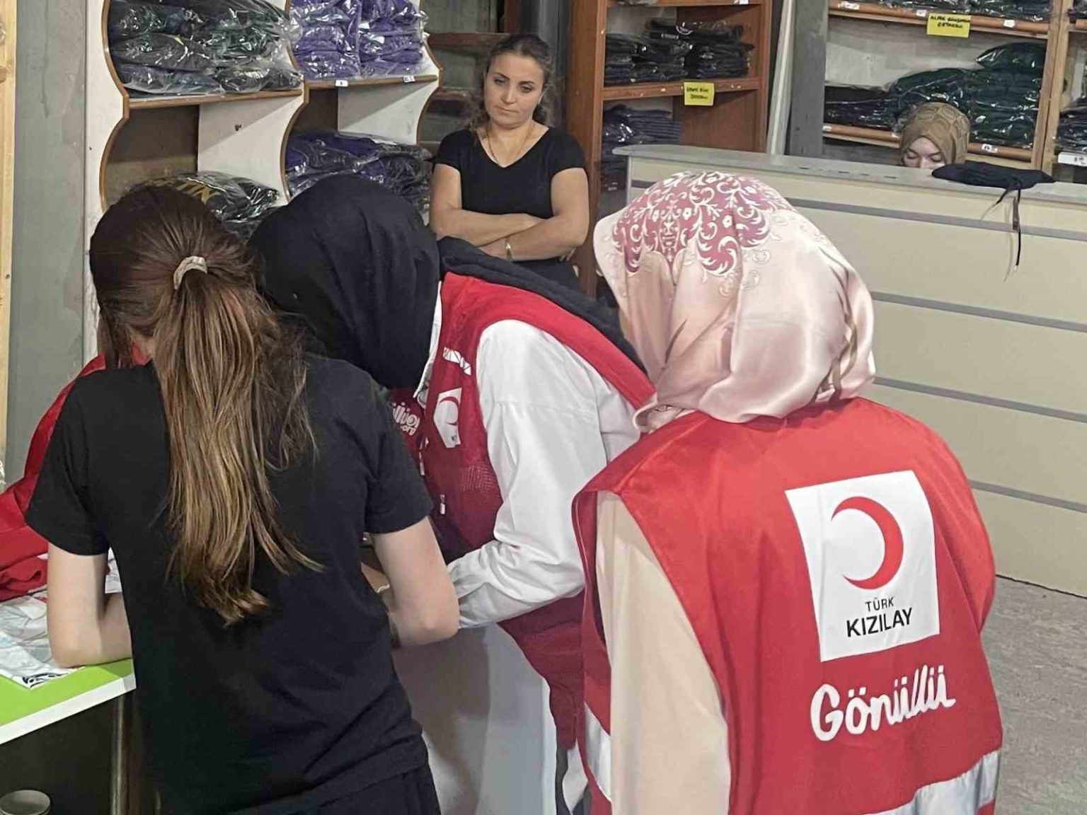 usak-kizilaydan-ogrencilere-giyim-destegi