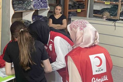 usak-kizilaydan-ogrencilere-giyim-destegi
