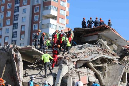 vali-cicek-kahramanmaras-depremini-yonettigi-afet-tirinda-deprem-tatbikatini-takip-etti