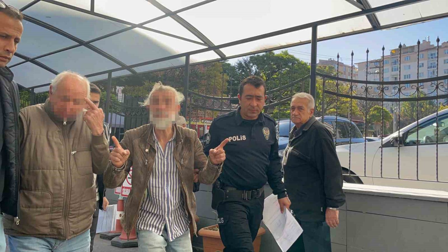 yasli-adami-darp-eden-sahis-adliye-girisinde-gazetecilere-kendini-savundu