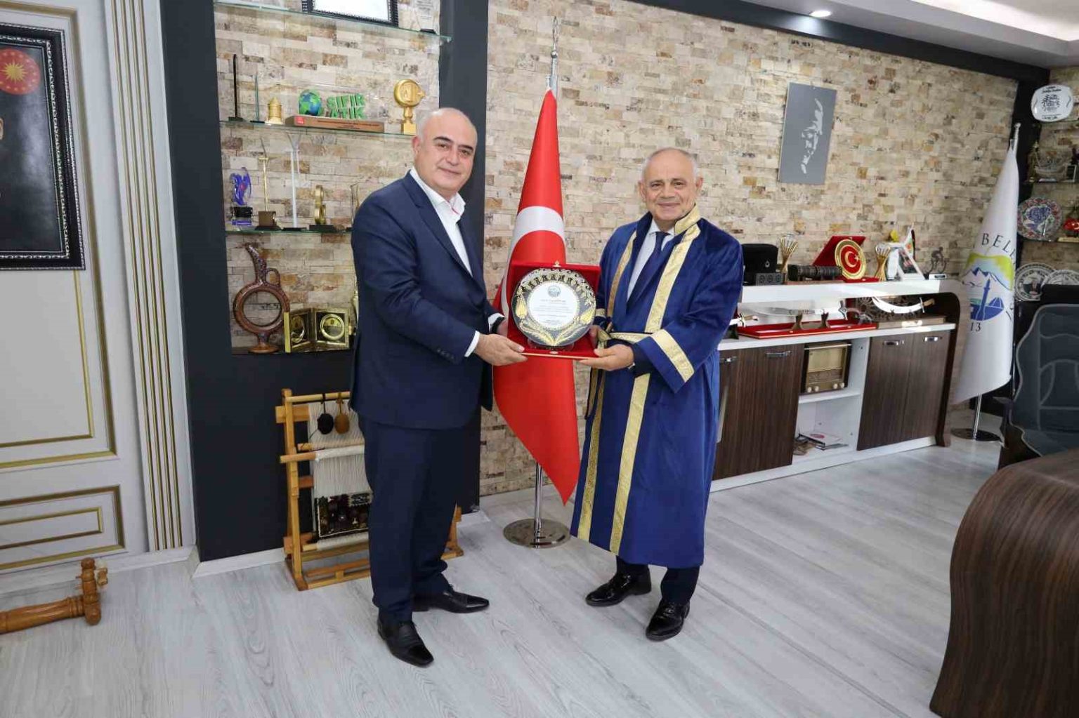 yilin-fahri-ahisi-secilen-yahyali-belediye-baskani-esat-ozturke-ahilik-kaftani-giydirildi