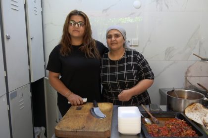 2-metrekarelik-dukkaninda-yaptigi-yemeklerle-ev-ekonomisine-katki-sagliyor