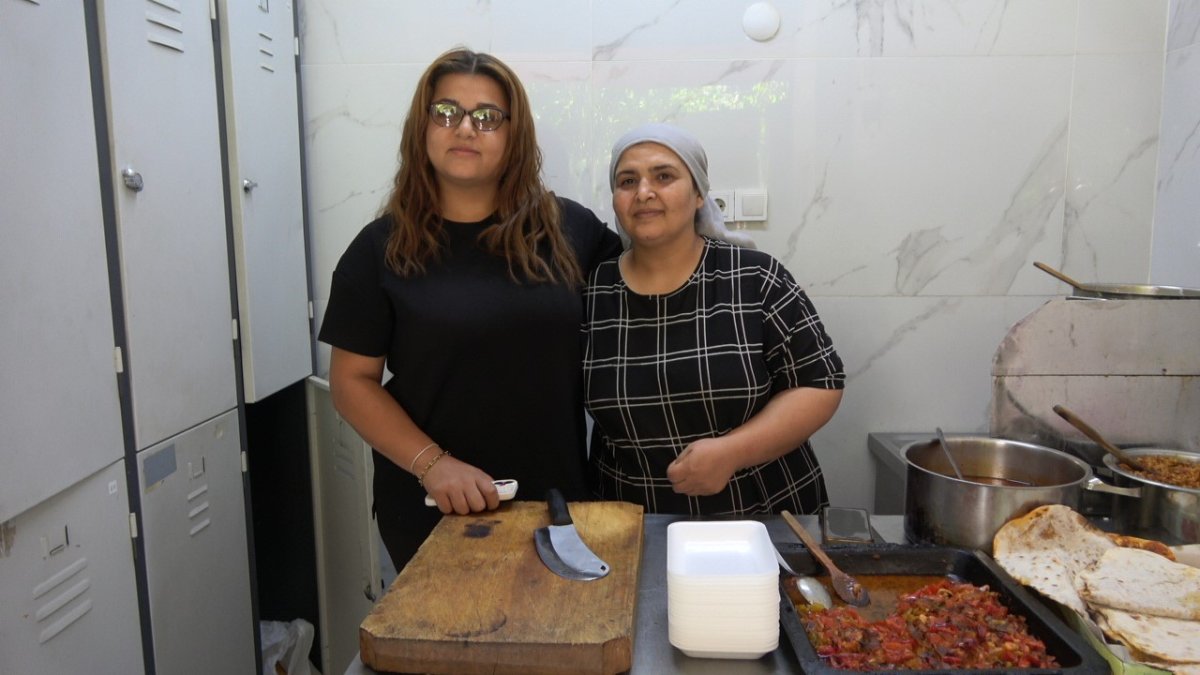 2-metrekarelik-dukkaninda-yaptigi-yemeklerle-ev-ekonomisine-katki-sagliyor