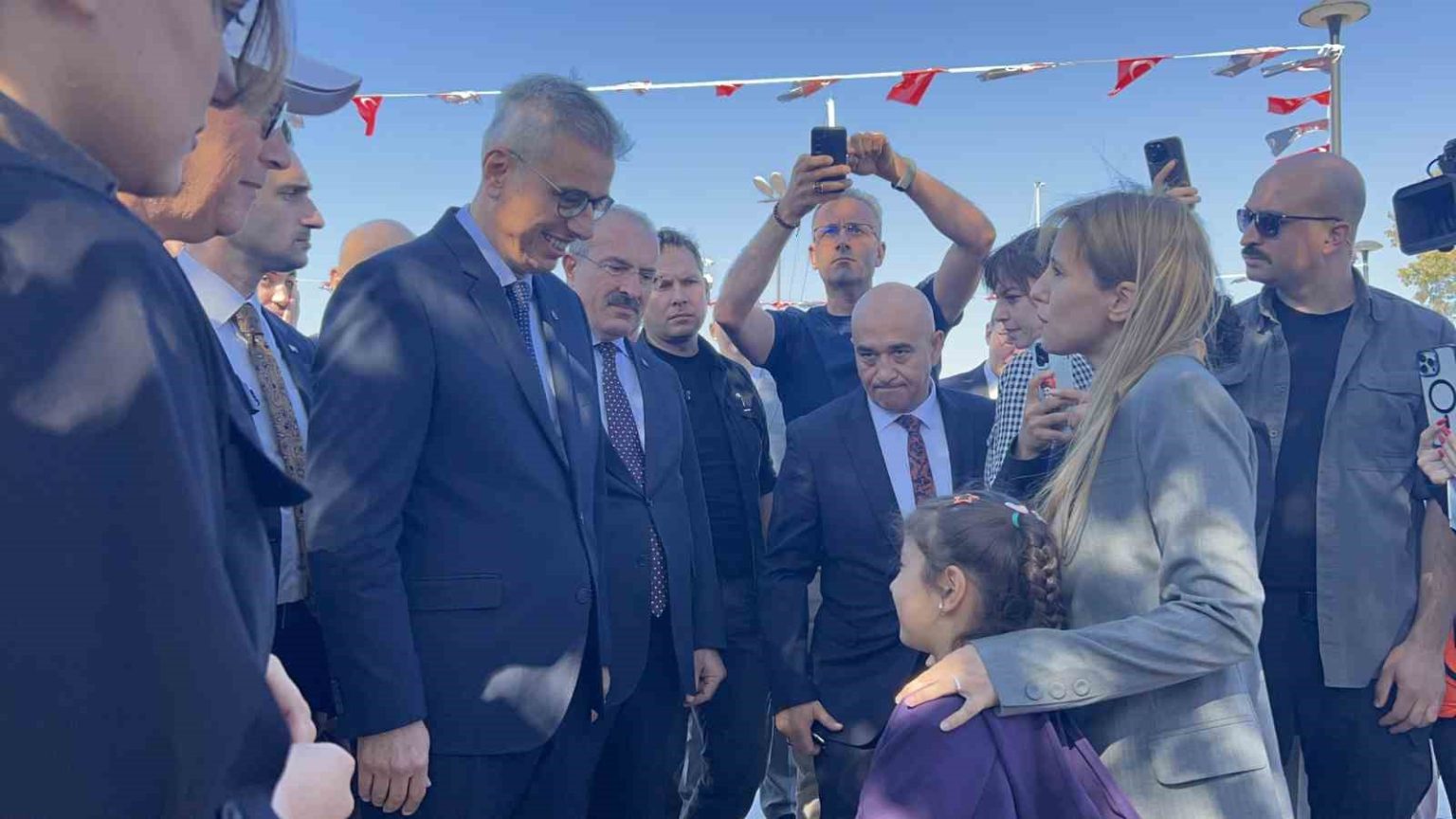 7-yasindaki-yagmur-hem-baba-hem-de-dayisina-sigarayi-biraktirdi