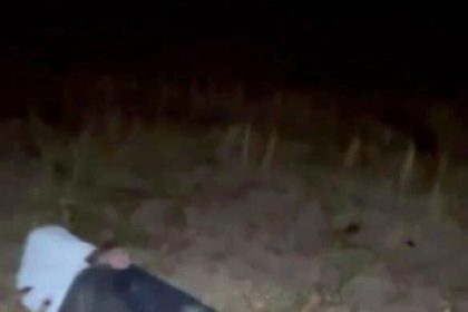 alkollu-surucunun-kontrolunden-cikan-arac-taklalar-atarak-tarlaya-uctu