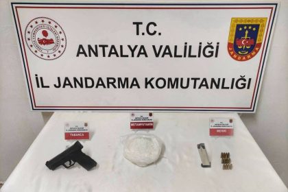 antalyada-uyusturucu-ve-kacak-silah-operasyonu-1-kilo-metamfetamin-ele-gecirildi