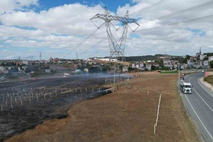 arnavutkoyde-cayirlik-alanda-yangin-panigi