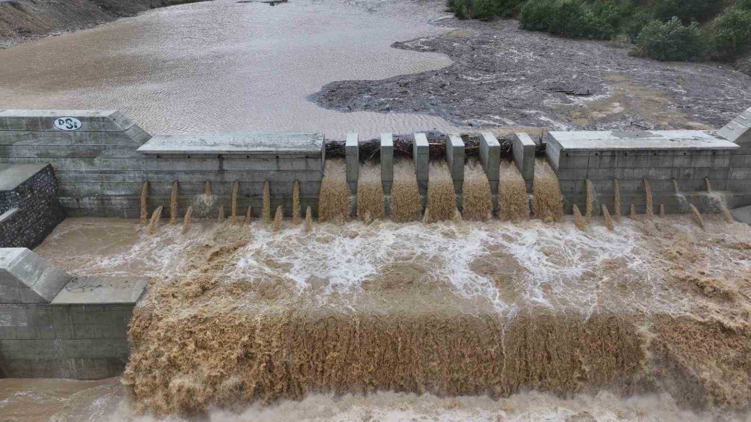 artvinde-derelerdeki-taskin-onlemleri-can-ve-mal-kaybini-onledi