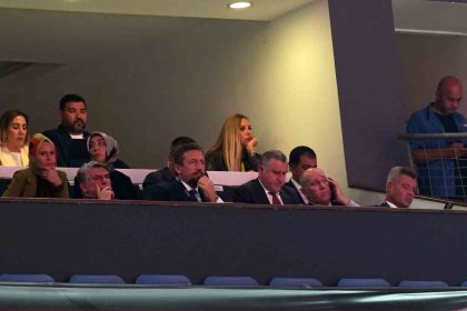 bakan-bak-ile-baskanlar-adali-ve-saran-derbiyi-birlikte-izledi