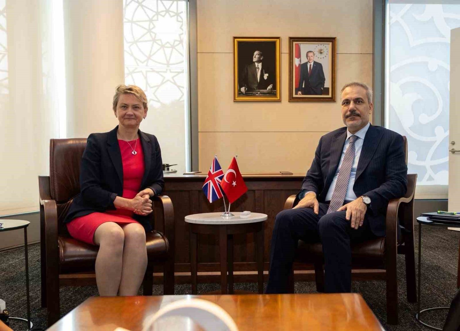 bakan-fidan-ingiliz-mevkidasi-cooper-ile-bir-araya-geldi