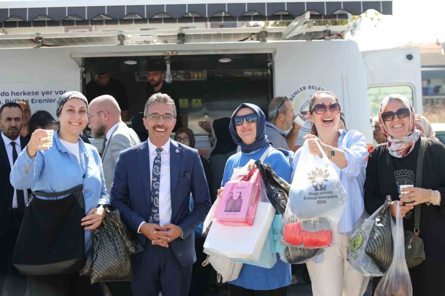 baskan-dinc-yeni-yerinde-kurulan-kumas-pazarini-ziyaret-etti