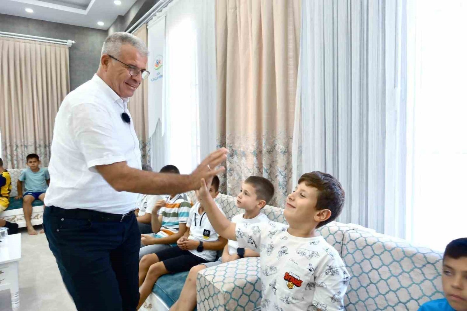baskan-elbiden-cocuklara-hem-surpriz-hem-gelecek-vizyonu