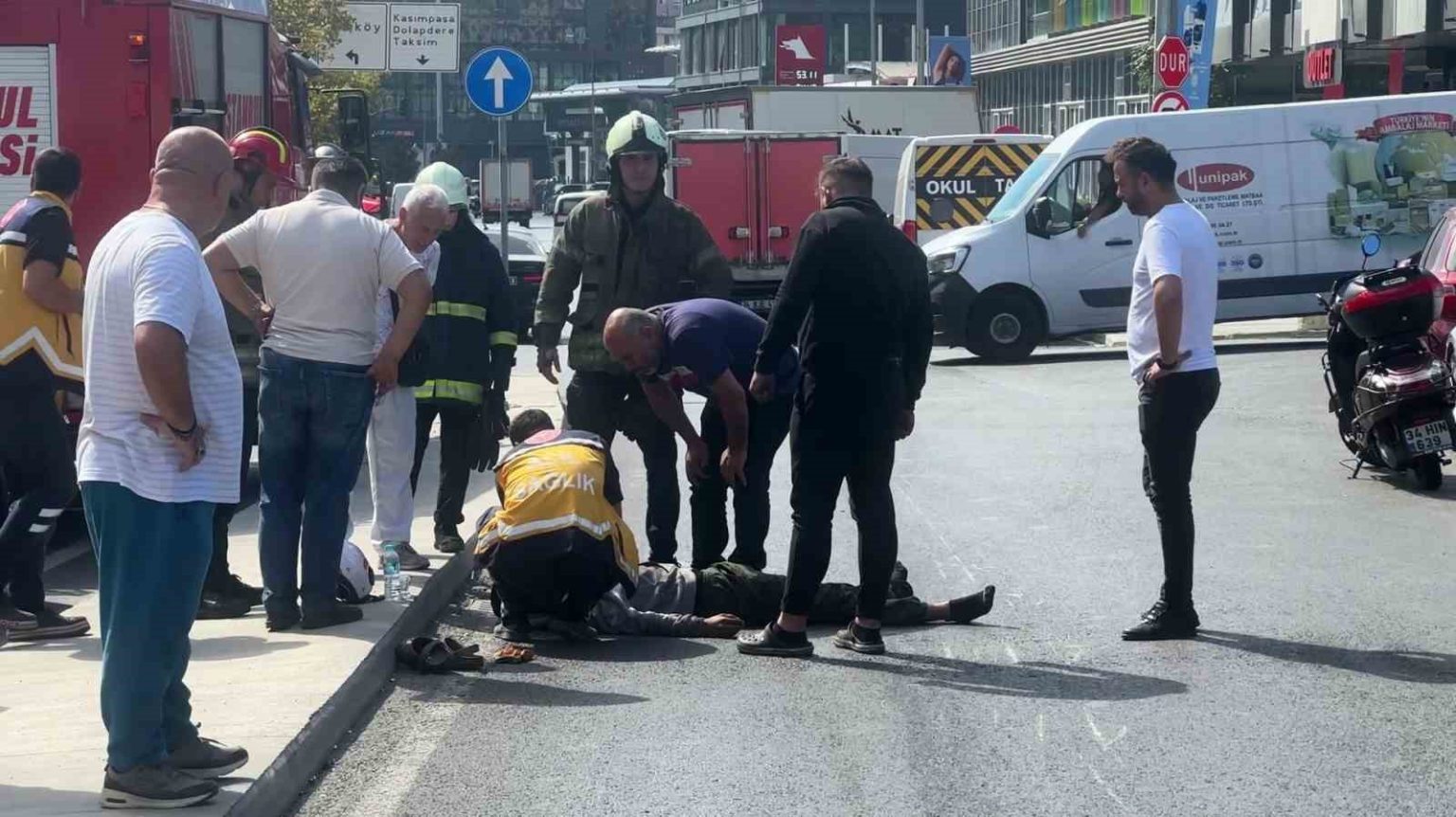 beyoglunda-yag-dokulen-yolda-motosikletli-kayarak-dustu