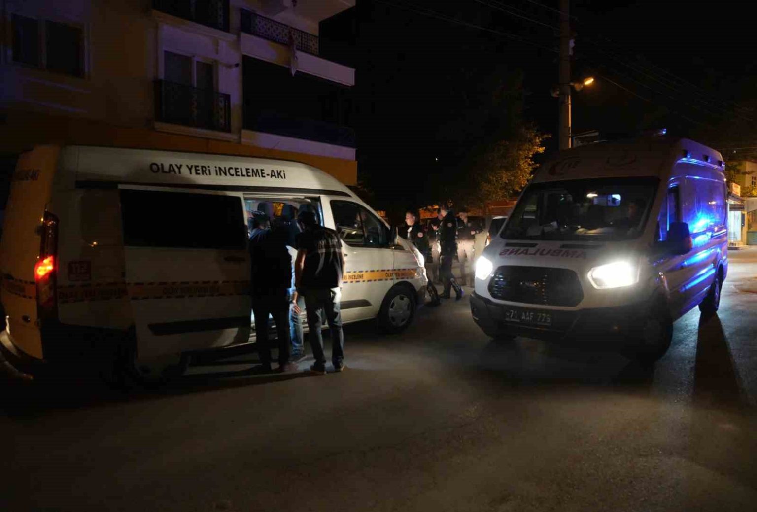 cadde-ortasinda-silahli-kavga-19-yasindaki-genc-vuruldu