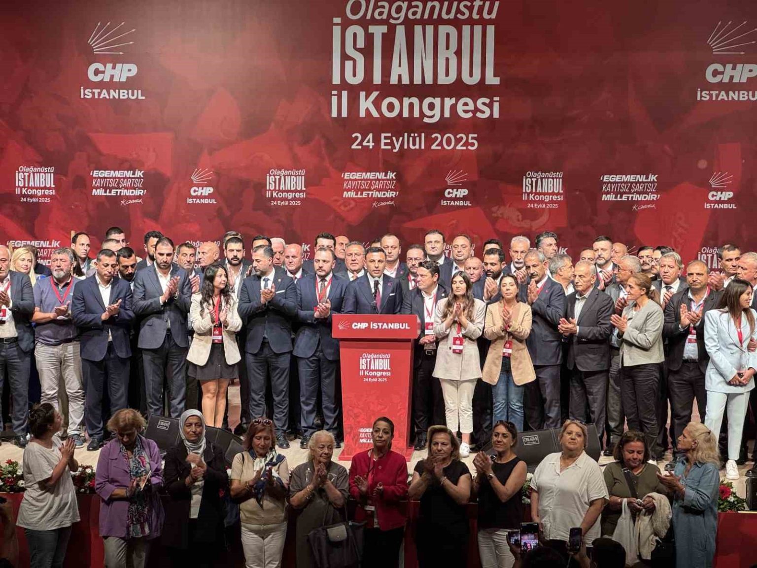 chp-istanbul-olaganustu-il-kongresinde-ozgur-celik-il-baskani-secildi