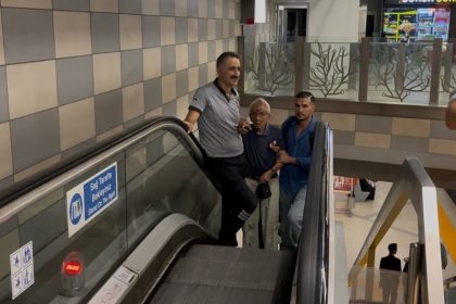 cocuklarin-carptigi-yasli-adam-metro-raylarina-dustu