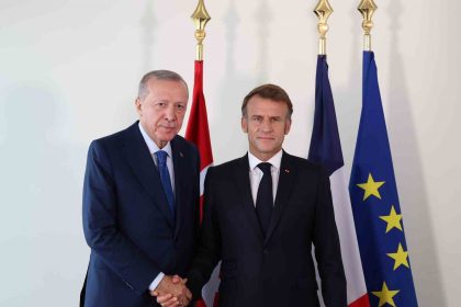 cumhurbaskani-erdogan-fransa-cumhurbaskani-macron-ile-gorustu