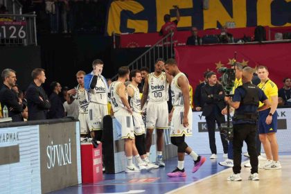 cumhurbaskanligi-kupasinda-tribun-olaylari-nedeniyle-15-dakika-ara-verildi