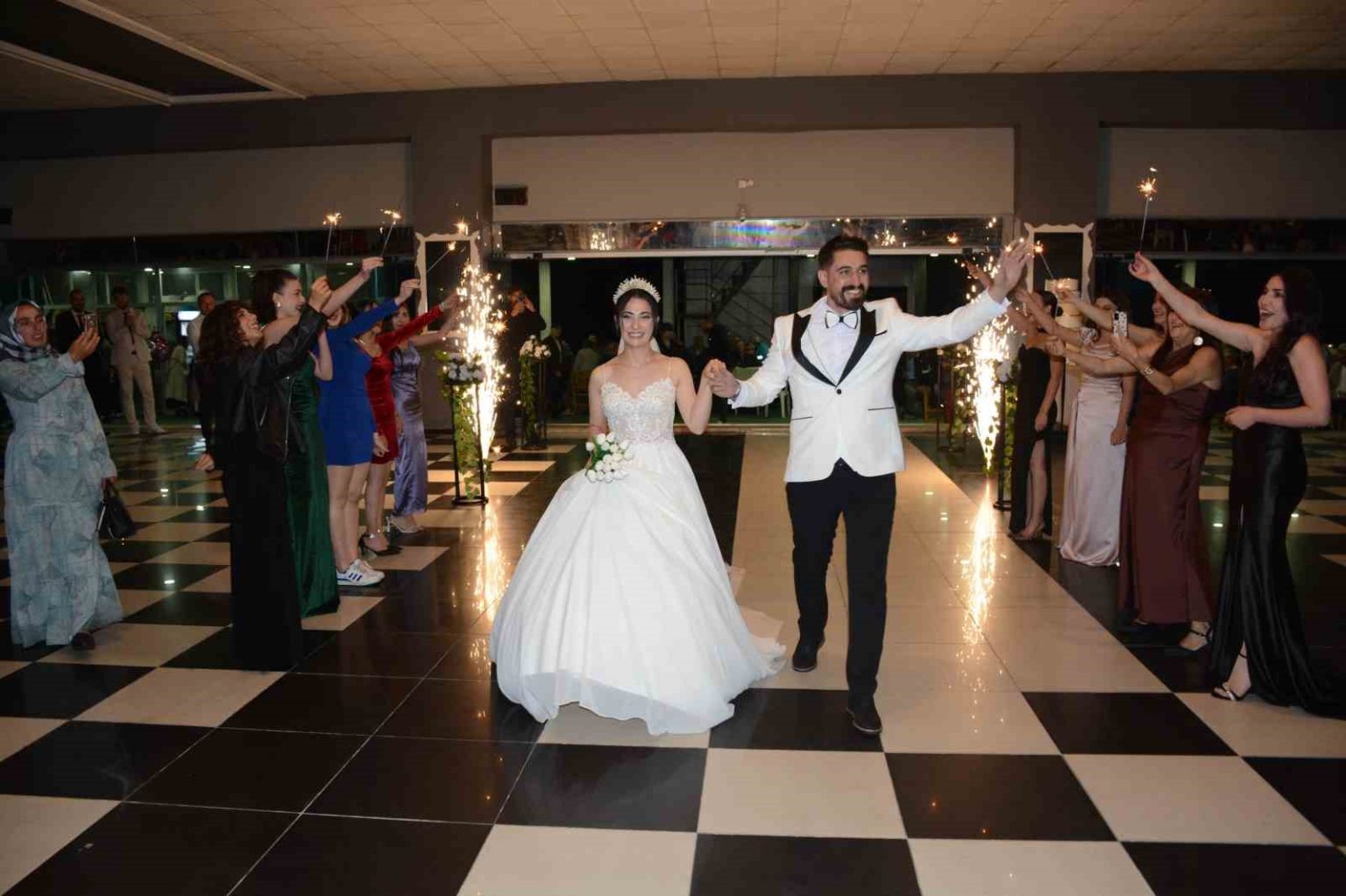 damadin-arkadaslarindan-geline-agirliginca-para